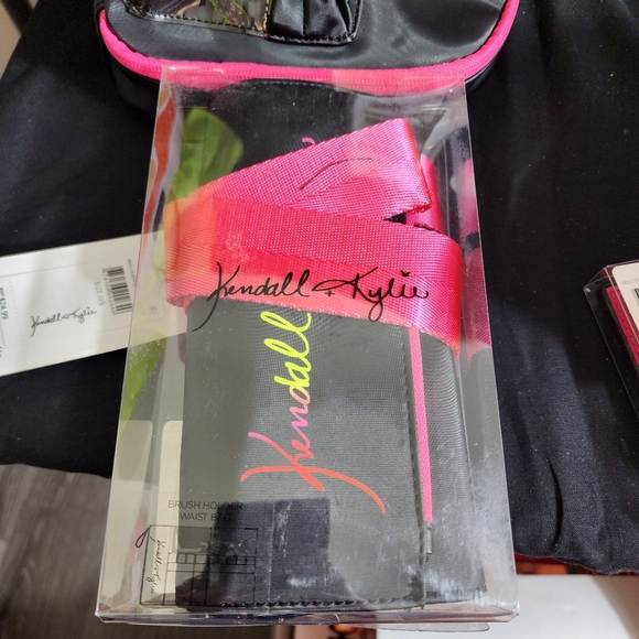 4pc KENDALL + KYLIE 4pc KENDALL + KYLIE MAKEUP BRUSH-HOLDER, MAKE-UP POUCH, CARD - Picture 8 of 9